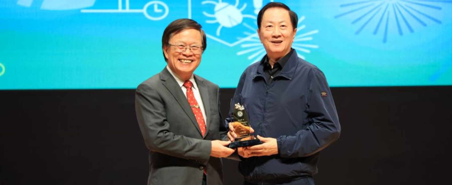 「本系博士班校友張永霖博士回饋母校不遺餘力」從嘉農走向世界　嘉義大學聯合校友總會張永霖理事長創業有成、回饋母校不遺餘力 足為校友典範