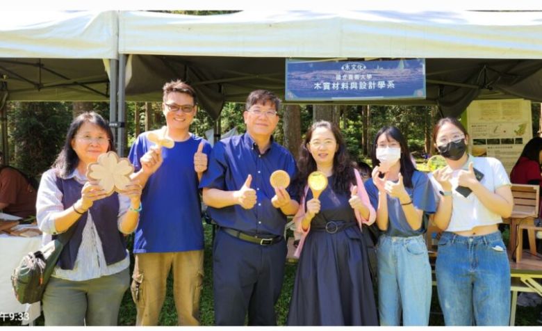 嘉義大學木質材料與設計學系的攤位人氣十足，吸引大量民眾報名參與DIY體驗。（威傳媒）
