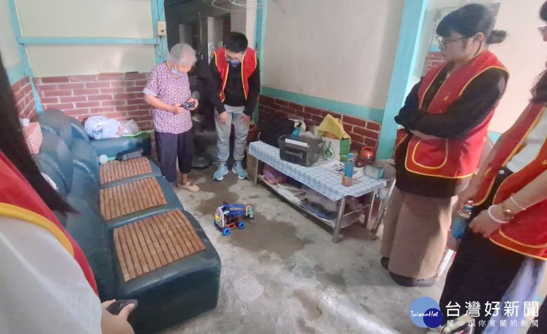 陪伴銀髮族體驗科技　嘉大企管系師生帶機器人拜訪八旬長輩(台灣好新聞)