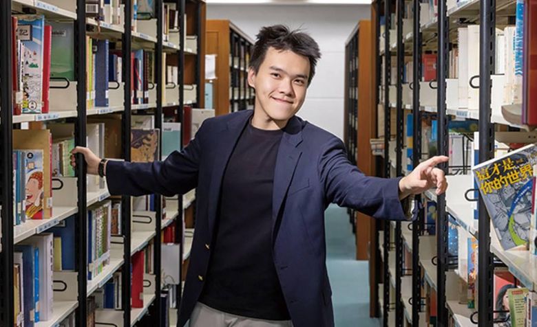 笑起來有大大酒窩的吳泓陞，從小因學習障礙受盡冷眼，學習對他而言，曾是痛苦源頭，但他卻用超乎常人的努力與毅力，讓學習成為他助人的工具。(今週刊)