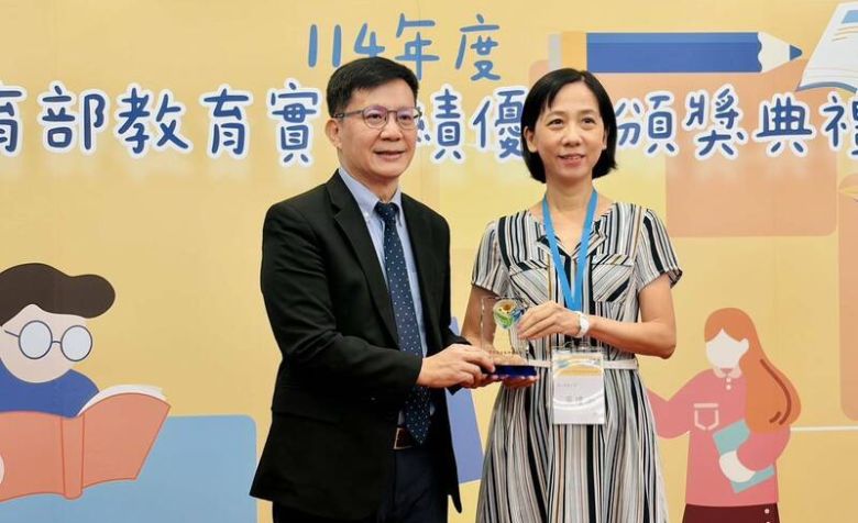 教育部政次張廖萬堅（左）頒獎表揚國立嘉義大學教授吳瓊洳（右）擔任「老師的老師」，迄今已輔導60位實習教師。(自由時報)