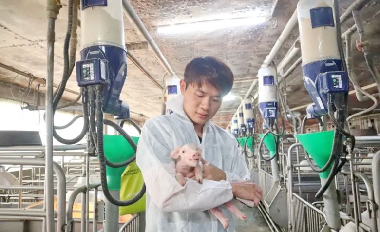 連友成抱著乳豬。(聯合新聞網)