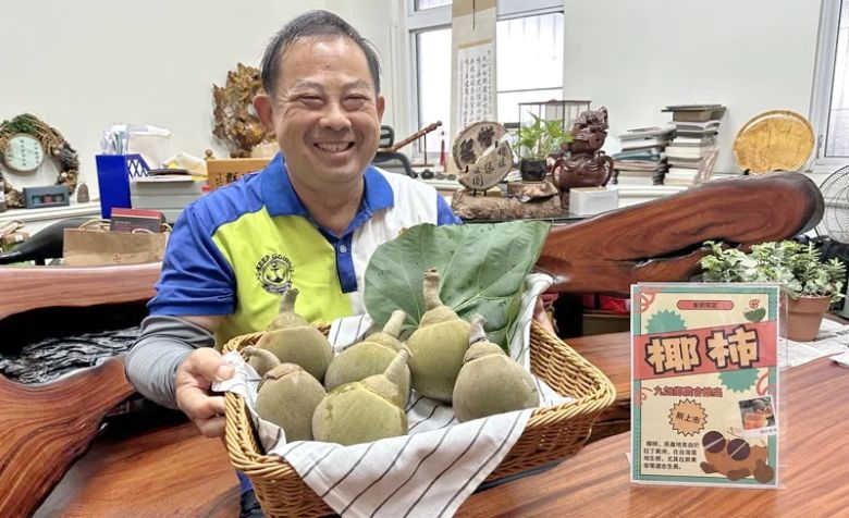 屏東縣九如鄉農會總幹事龔泰文勵農友嘗試多種作物，新興果樹經濟價值高，椰柿就是其中ㄧ個，現階段採預購。(聯合新聞網)