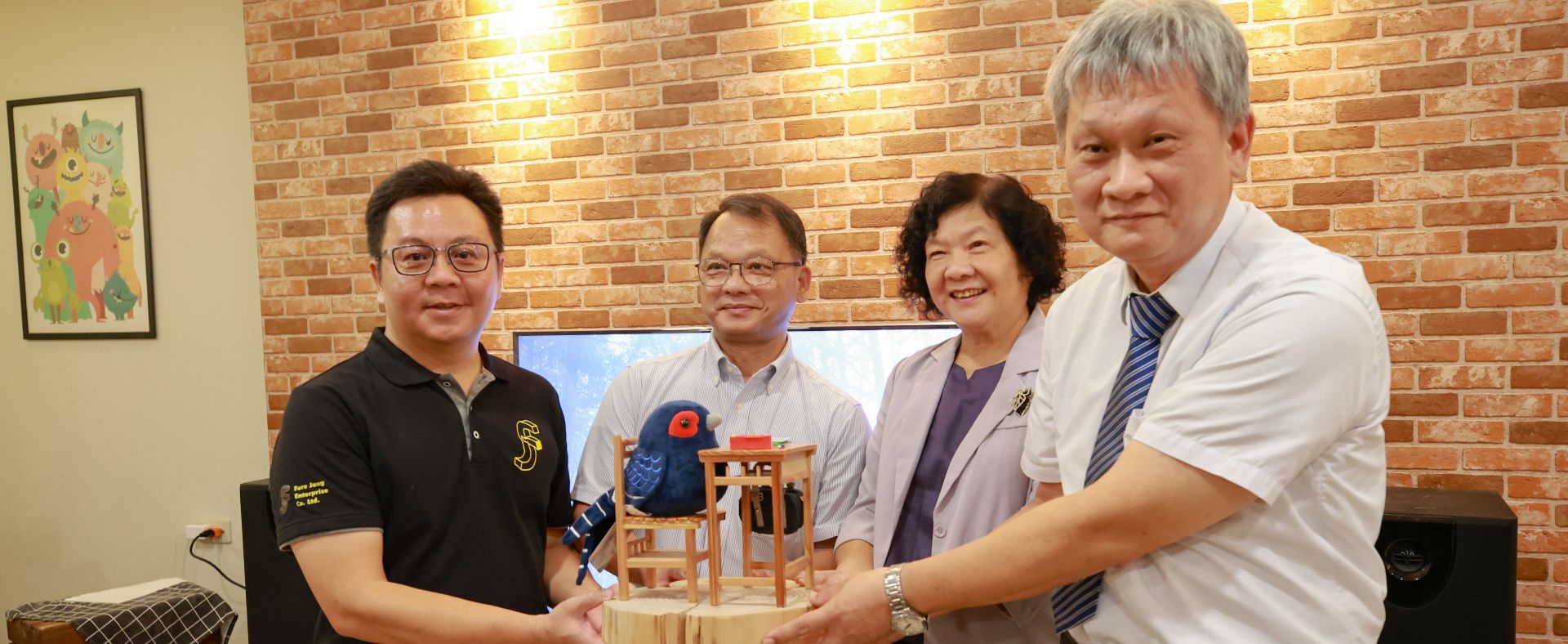 嘉大木質系校友張元耀推國產材永續　阿里山柳杉化身特教友善課桌椅