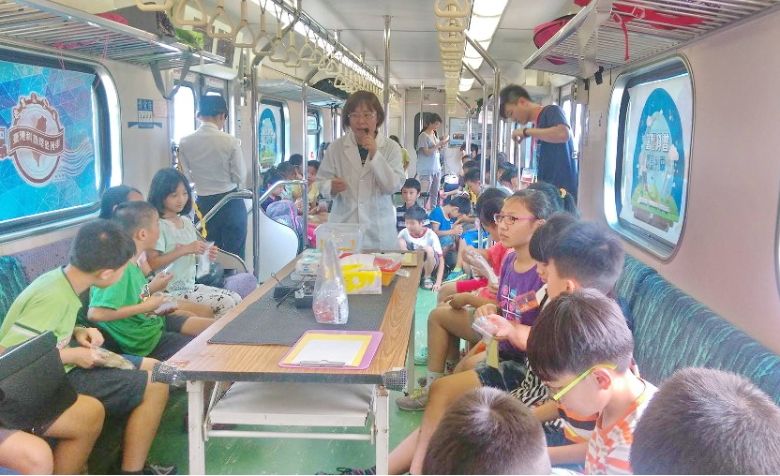 在行進的車廂內，把科學交到孩子手中。(科技大觀園)