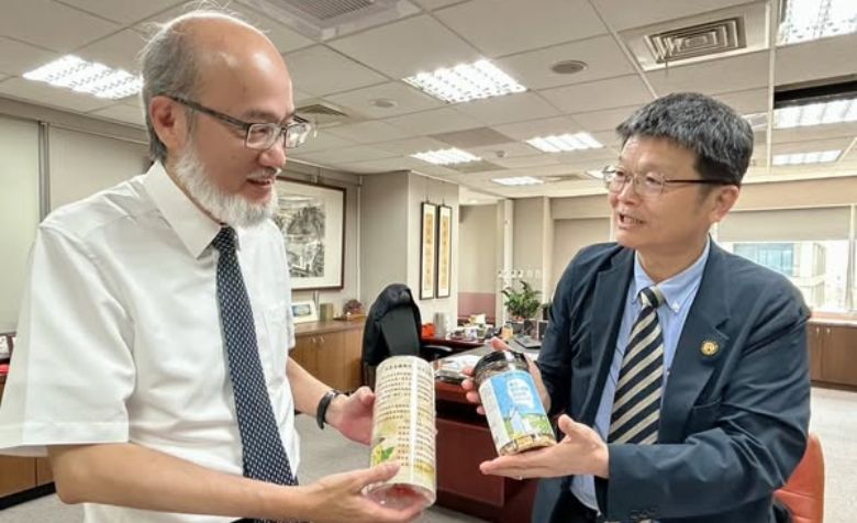 林翰謙校長致贈林從一院長嘉大特色實習產品