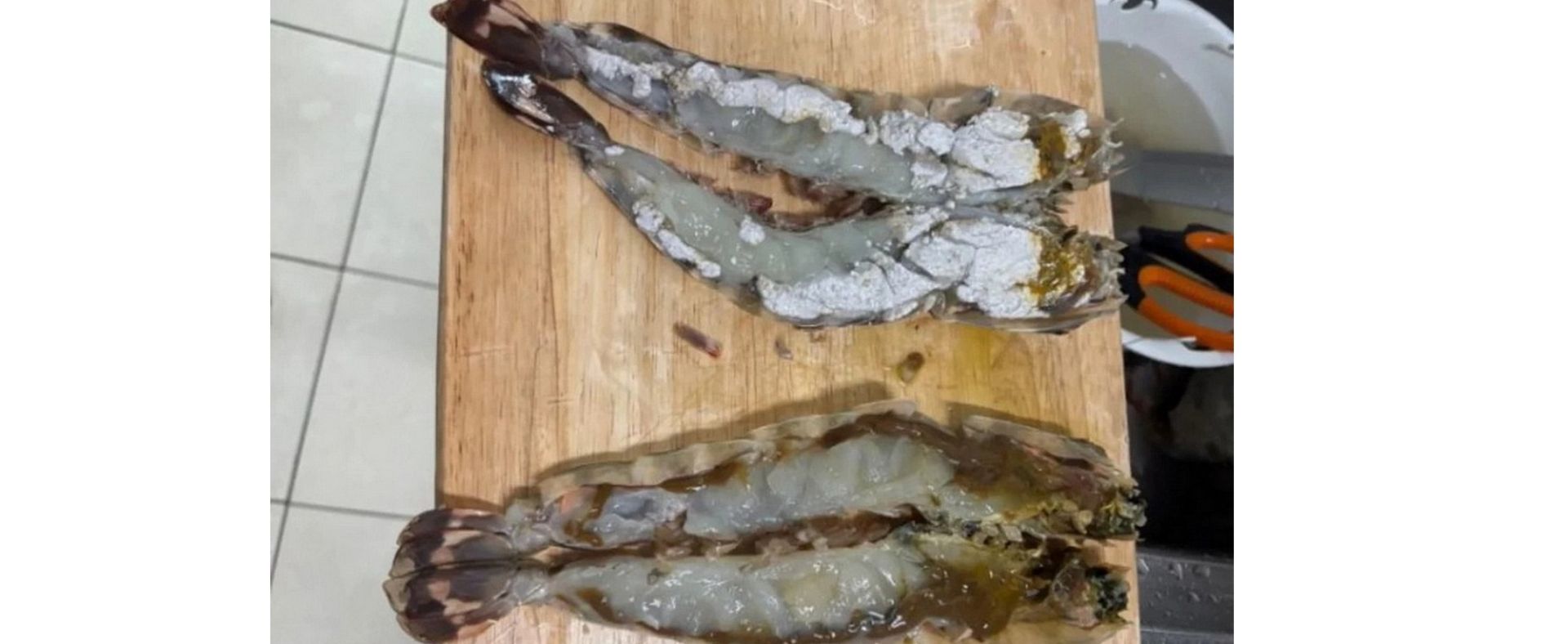 左邊這隻蝦肉大面積呈現灰白色，與右邊正常的蝦肉明顯不同，引發食安疑慮（圖／翻攝自Threads @sun_sheena）