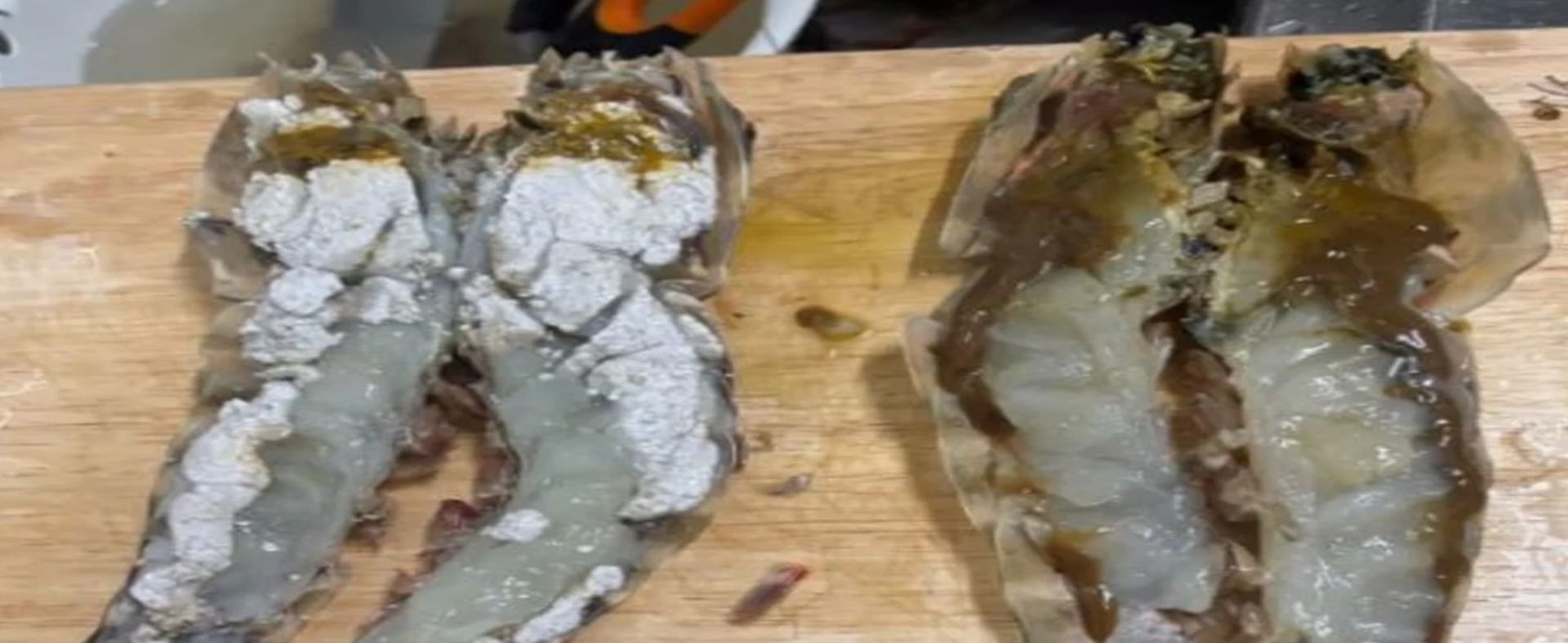 左邊這隻蝦肉大面積呈現灰白色，與右邊正常的蝦肉明顯不同，引發食安疑慮（圖／翻攝自Threads @sun_sheena）