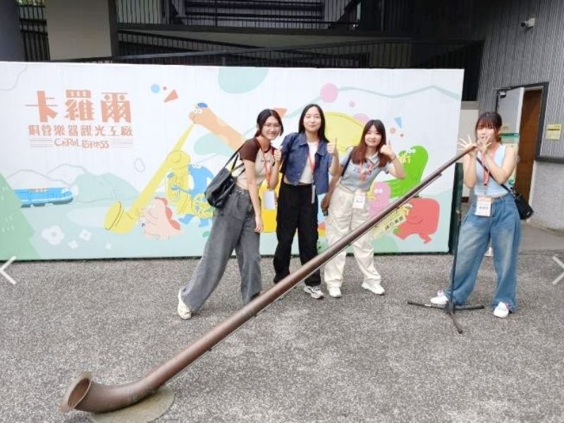 圖：卡羅爾銅管樂器長號體驗。（照片由機械與能源工程學系趙永清老師提供）