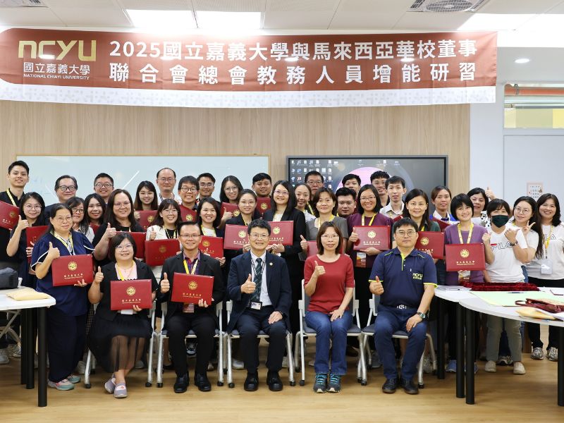 2025年馬來西亞華文獨中教務人員增能研習培訓7月2日於嘉大展開，與會人員合影