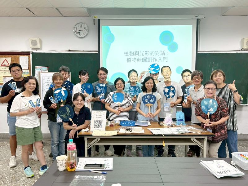 全體學員手持個人創作藍晒作品合影。(照片由林明瑩主任提供)