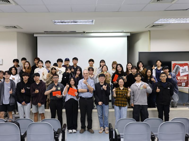 David Treanor教授頒獎予第一名企業管理學系陳星霞同學(右)。(照片由秘書室公關組攝)