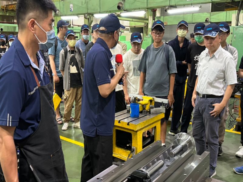 機械與能源工程學系丁慶華教授帶領學生鏈結在地的鏈結在地的產業校外教學