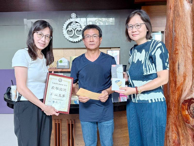 嘉大教師與蔡福源董事長（中）合影深化產學交流。