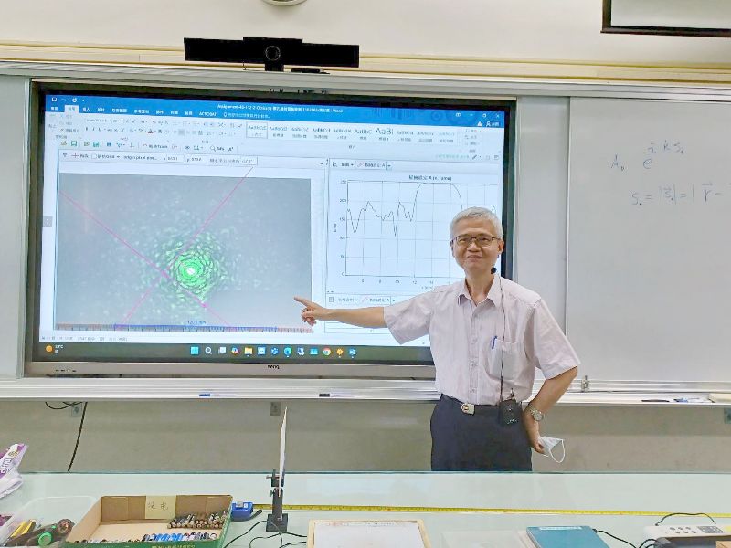 圖：電子物理學系許芳文教授示範講解圓形針孔繞射電腦程式計算分析。（照片由許芳文主任提供）