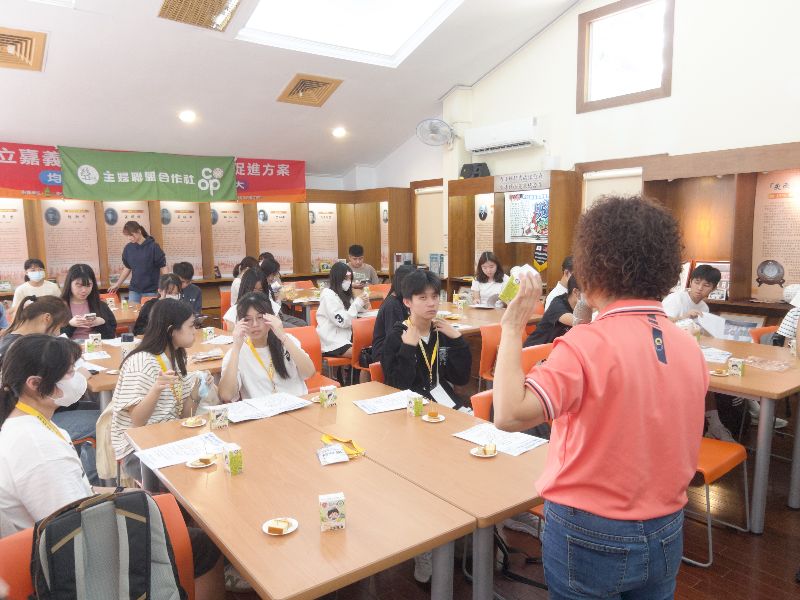主婦聯盟合作社講師引導高中生認識合作經濟理念。