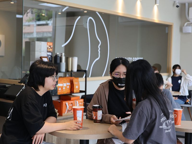 校園咖啡空間提供學生交流休憩與共學場域