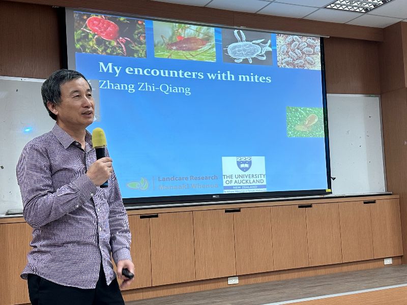 ​​圖1:紐西蘭奧克蘭大學張智強（Zhi-Qiang Zhang）教授專題演講「My Encounter with Mites」。（照片由農推中心林主任提供）