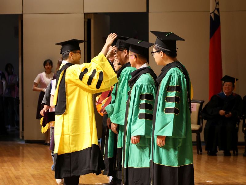 林翰謙校長為博士班畢業生撥穗授證，象徵完成學術淬鍊，邁向人生新里程。