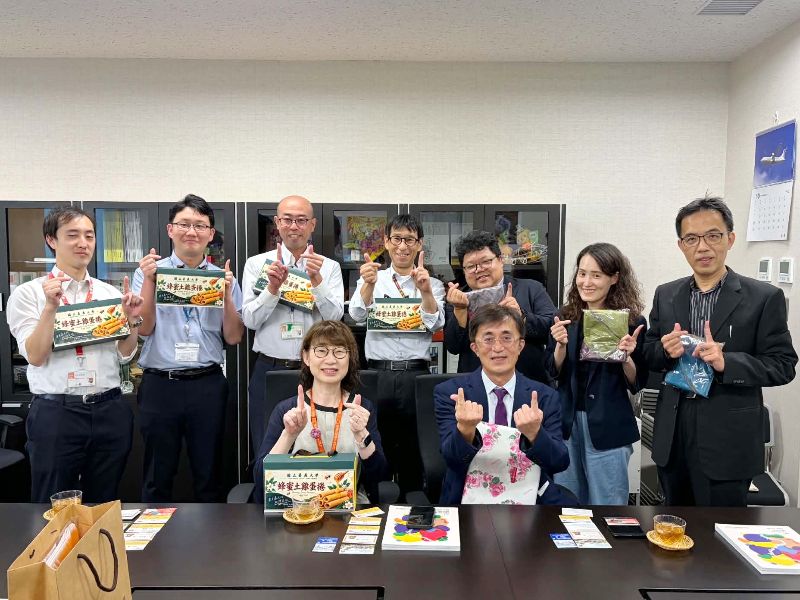 嘉大代表團與愛媛縣觀光運動文化部處同仁討論雙方交流合作規畫後合影