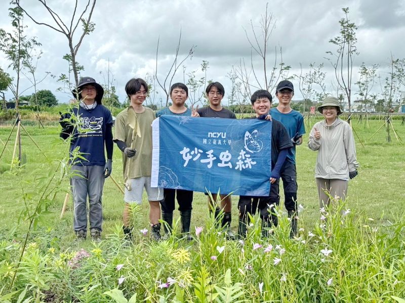 參與計畫之學生與完工的棲地進行合影，期望未來調查結果能支持較豐富的生物多樣性。