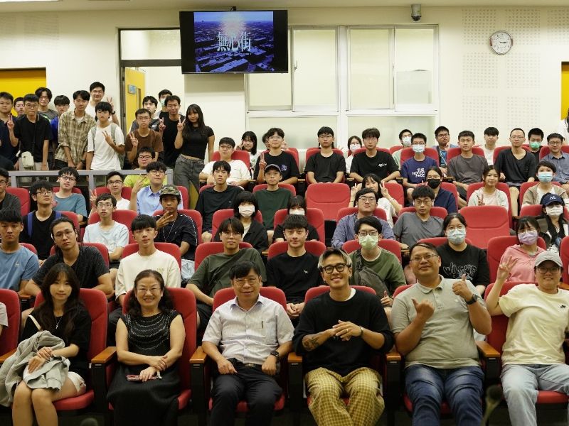 一盞導演與資工系師生大合照