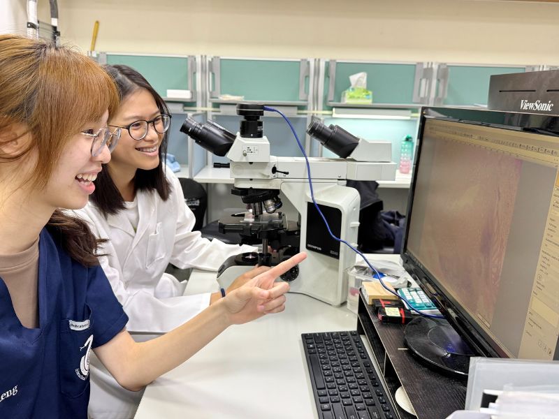 企業攜手校友捐贈30台光學顯微鏡