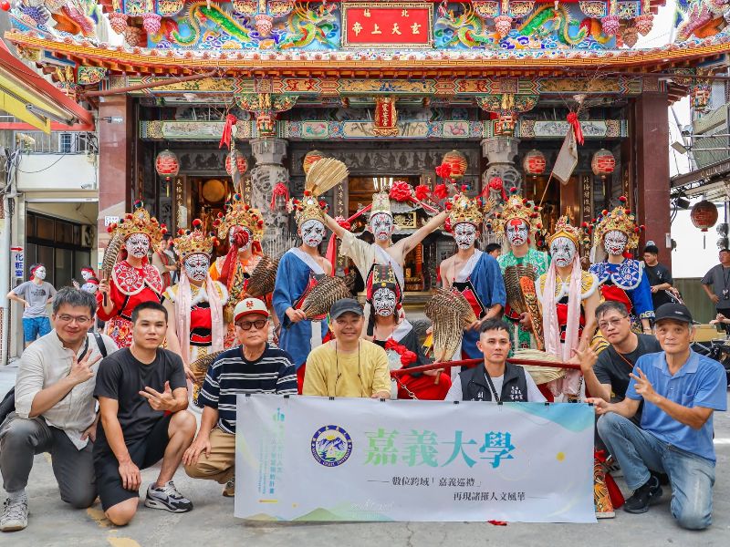 The Jia Jiang troupe and all instructors pose for a group photo in front of Zhen'an Temple in Chiayi
