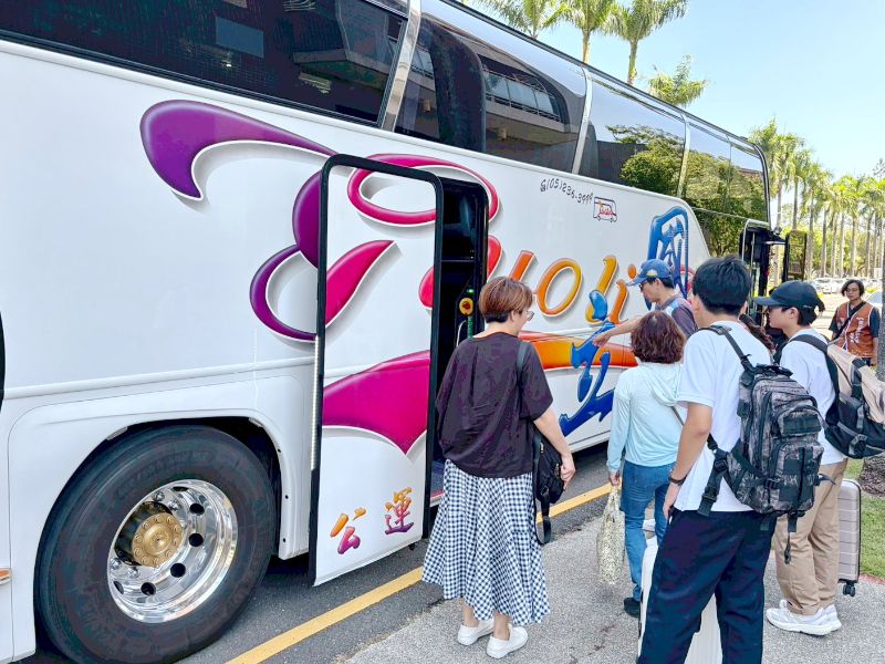 嘉大提供接駁專車服務，協助考生與家長安心抵校應試