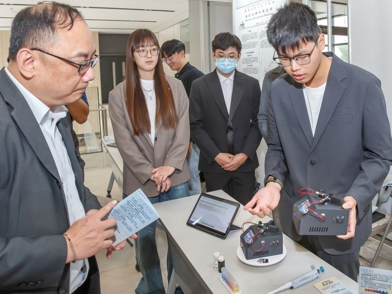 電機工程學系「基於奈米銀的硫醇光學檢測系統」（光變捕手）利用奈米銀材料的光學特性開發快速檢測系統。