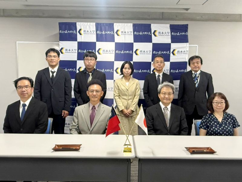 嘉義大學與熊本大學出席雙聯學位協議簽署典禮之師生代表合影。