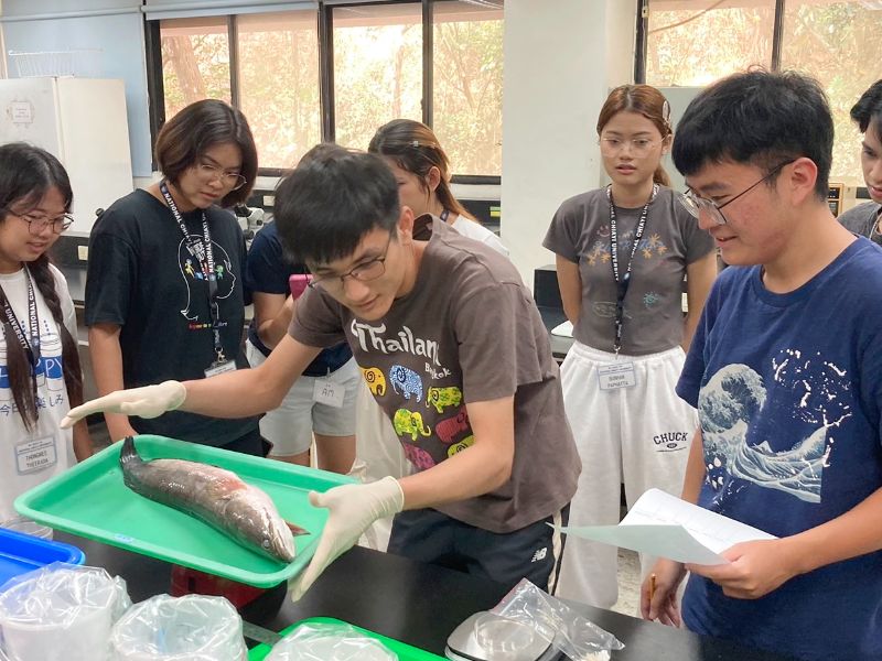 They participated in animal dissection and parasite observation.