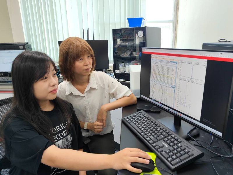 簡涵如助理教授指導林同學以蛋白質分析軟體進行蛋白質定量胜肽之波峰挑選紫蘇葉可定。