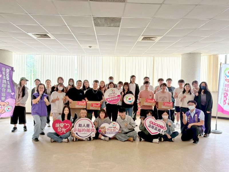 圖：數位系同學以實踐行動響應「集食送愛」計畫。（照片由數位系提供）