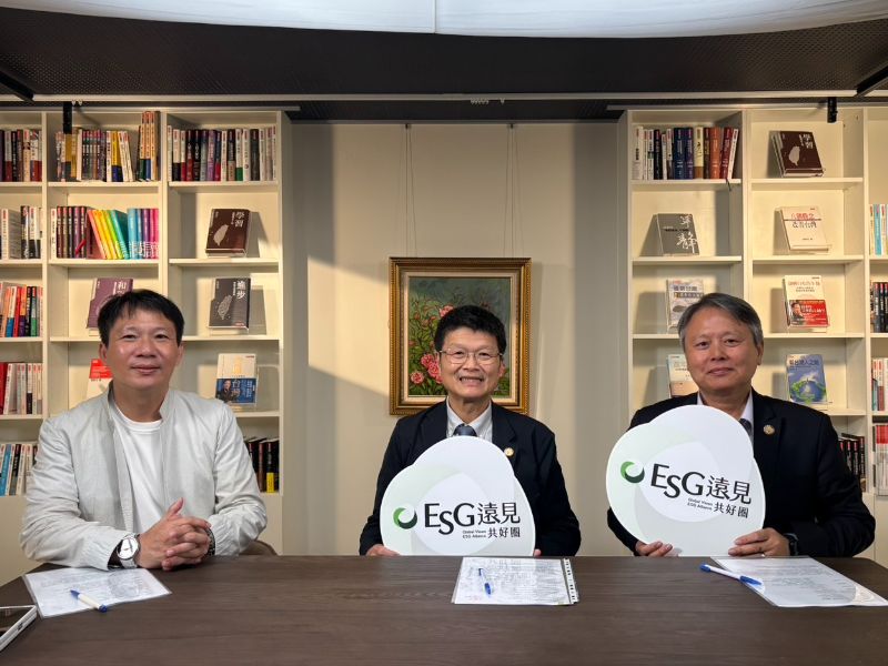 遠見副社長李建興(左)、嘉義大學林翰謙校長(中)及陳瑞祥副校長(右)合影。(照片由ESG遠見共好圈提供)