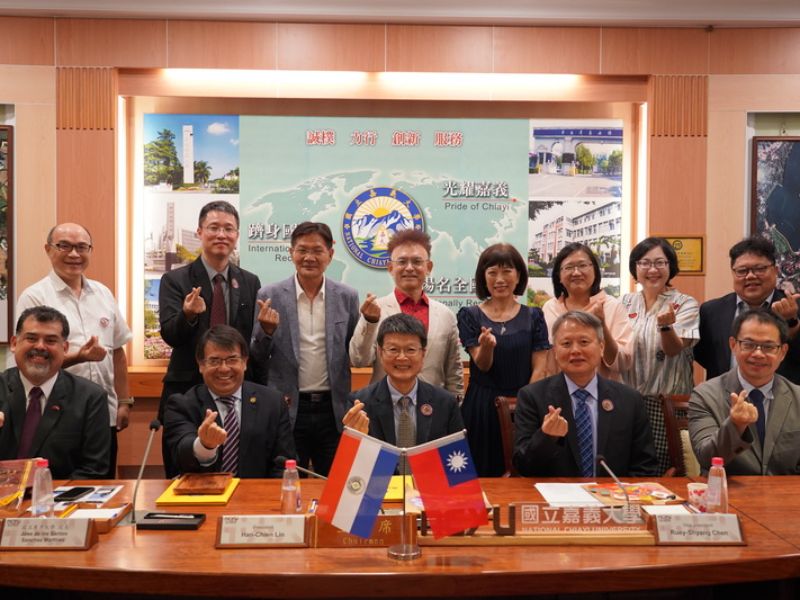 圖1合作簽約儀式雙方校長及與會貴賓合影