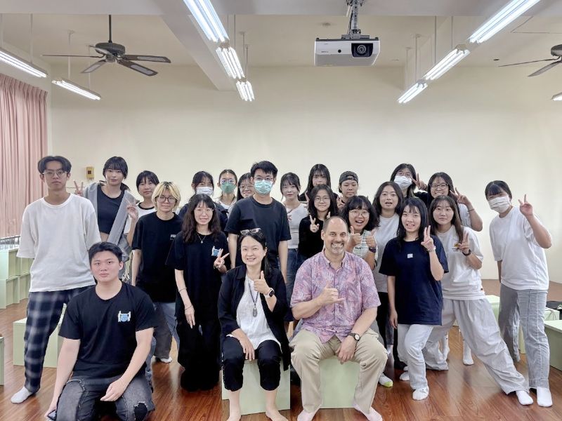 育哲學課堂的師生全體合照。