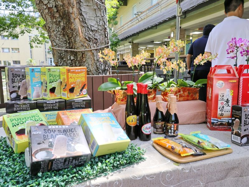 圖:生命科學院5/22推出「醬油黑豆雪糕」、「厚乳雪糕」、「酪梨布丁雪糕」、「木瓜布丁雪糕」、「無糖薄鹽醬油」與「柚子果肉冰球」,以在地農產結合創意,搶攻全台冰品與醬料市場。(照片由秘書室公關組拍攝)