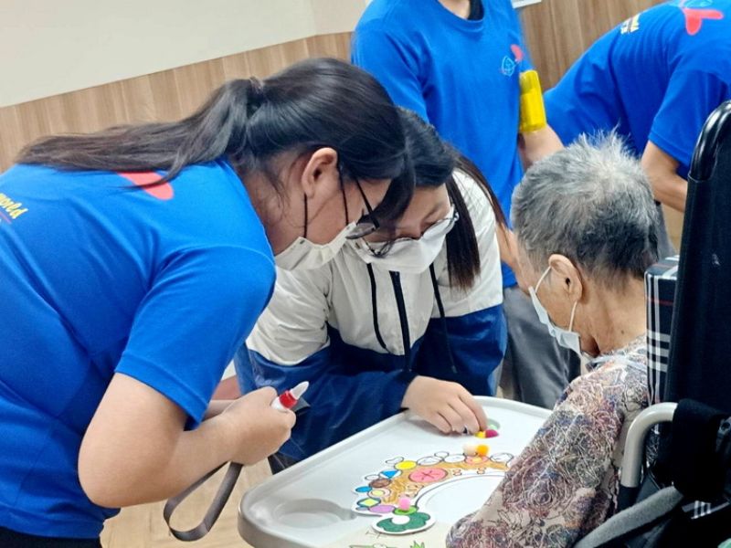 嘉大農藝志工引導長輩進行手作霹靂帽，提升動手能力與參與體驗。