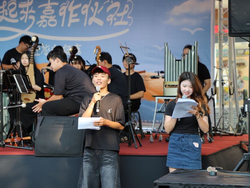 學生主持人活力串場，為社團展演舞台增添熱情青春氣息。