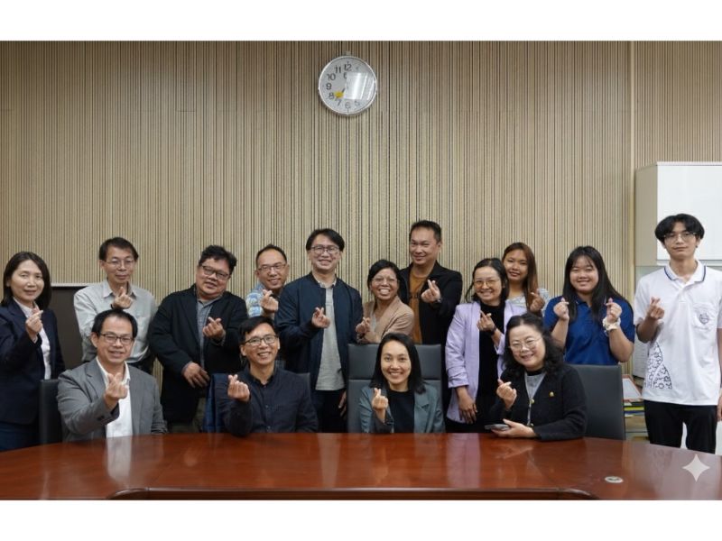 本校國際處、理工學院與孔敬大學理學院師生交流合影。