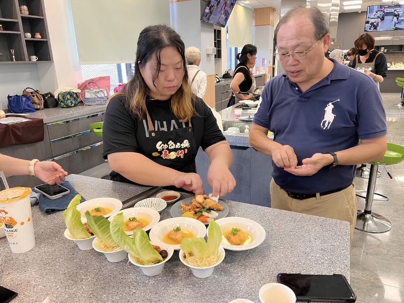 為了翻轉國人對吳郭魚的印象，台灣鯛協會理事長郭建賢（右1）透過各種活動如美食教室，推廣臺灣鯛美味。（圖片提供╱郭建賢）