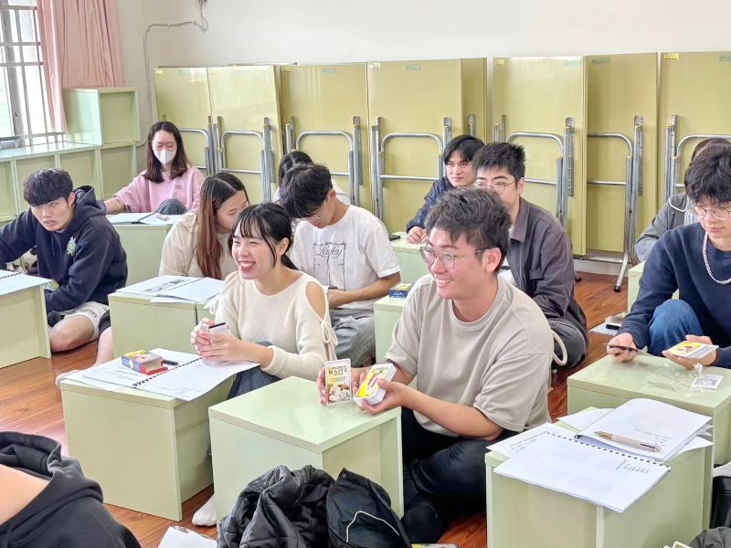 圖：透過對牌卡的解讀去感受，學生樂在其中。（照片由張淑媚教授提供）