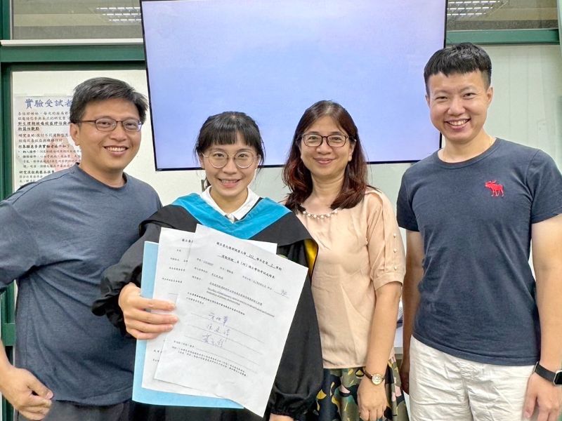 圖:嘉大體健休系陳建瑋助理教授(右一)與研究團隊臺北護理健康大學黃文經教授(左一)等人合影。(照片由研究發展處提供)