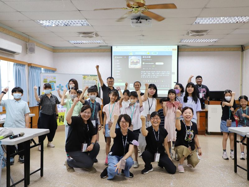 學童與師長開心合影，展現完成挑戰後的自信與喜悅。