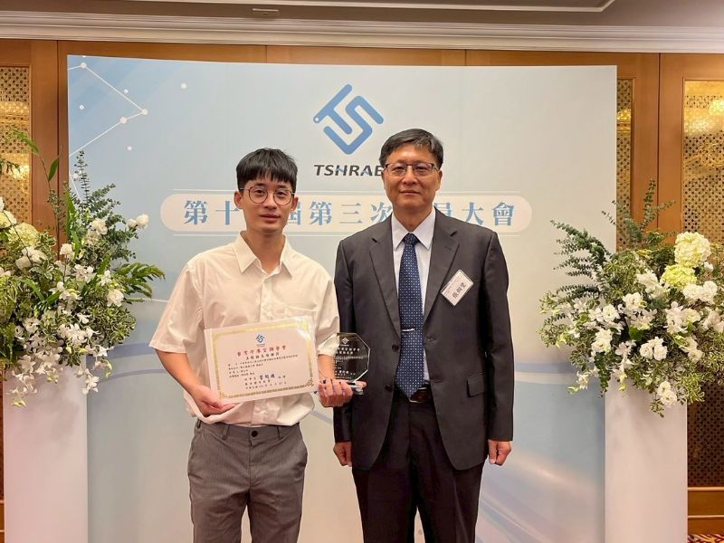 本系張烔教授指導研究生徐乙田以「Optimal ventilation strategies for balancing carbon dioxide and suspended particulate matter concentrations in vehicle cabins/平衡車廂內二氧化碳和懸浮顆粒物濃度的最佳通風策略」並參加評選，獲得台灣冷凍空調學會頒發「工程論文獎」，並獲得獎金一萬元整。 