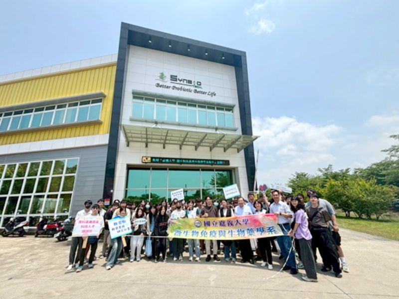 圖:生合生物科技股份有限公司楊川賢總經理(右六)親自接待微藥系參訪師生。(照片由微藥系提供)