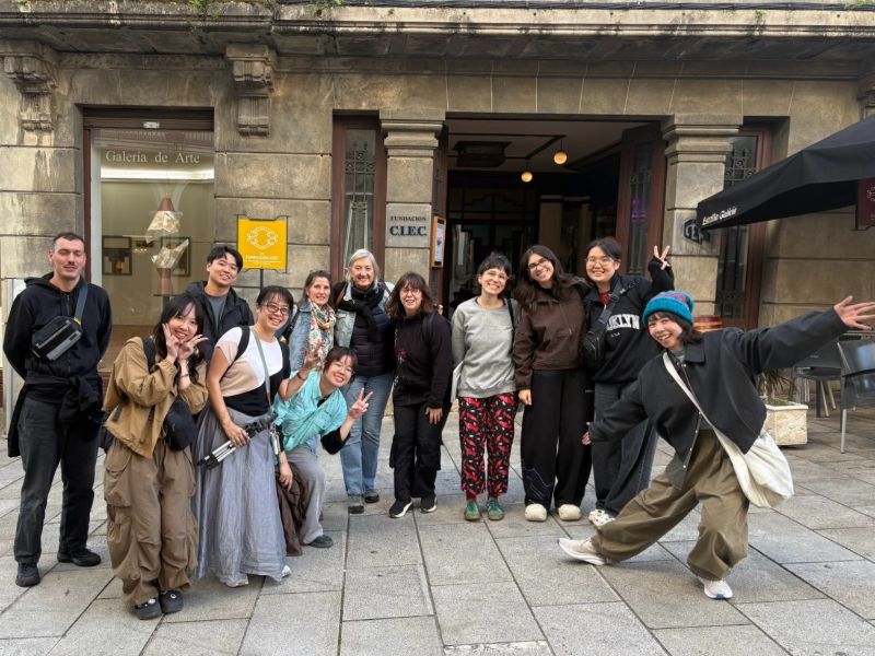 嘉大視藝系師生團隊與工作坊學員於西班牙CIEC基金會國際當代版畫中心門口合影