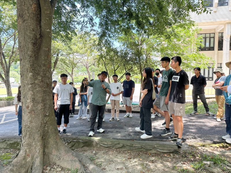 王志強教授實地解說示範樹木修剪。(照片由張坤城老師提供)
