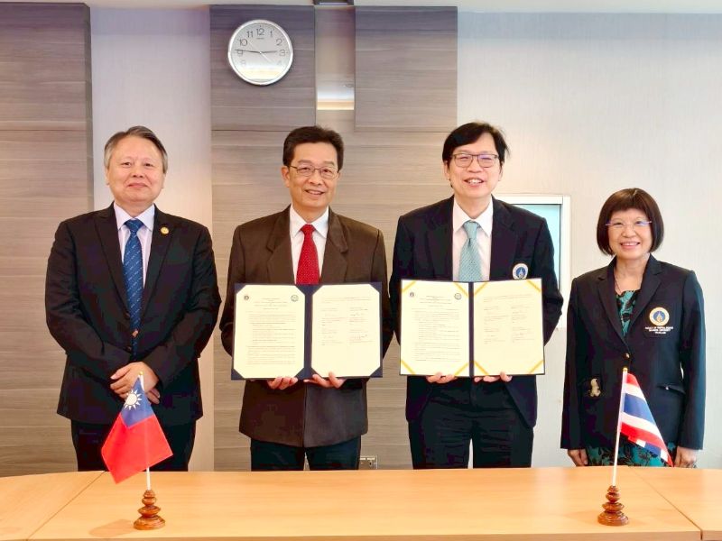 :嘉大生命科學院賴弘智院長(左2)與泰國瑪希多大學熱帶醫學學院Weerapong Phumratanaprapin院長(右2)，兩院正式締結學術合作關係 。(照片：國際處提供)